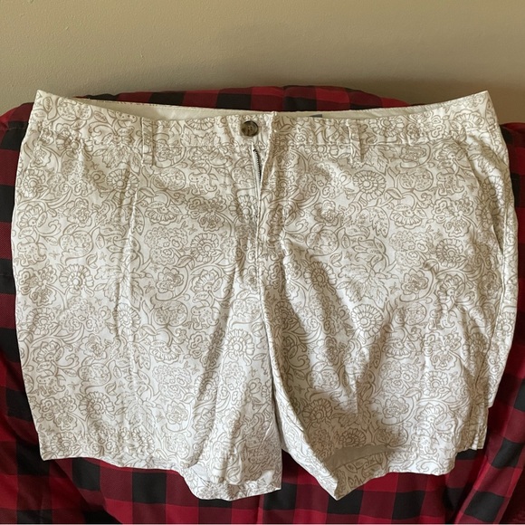 Ladies shorts. - Picture 2 of 3